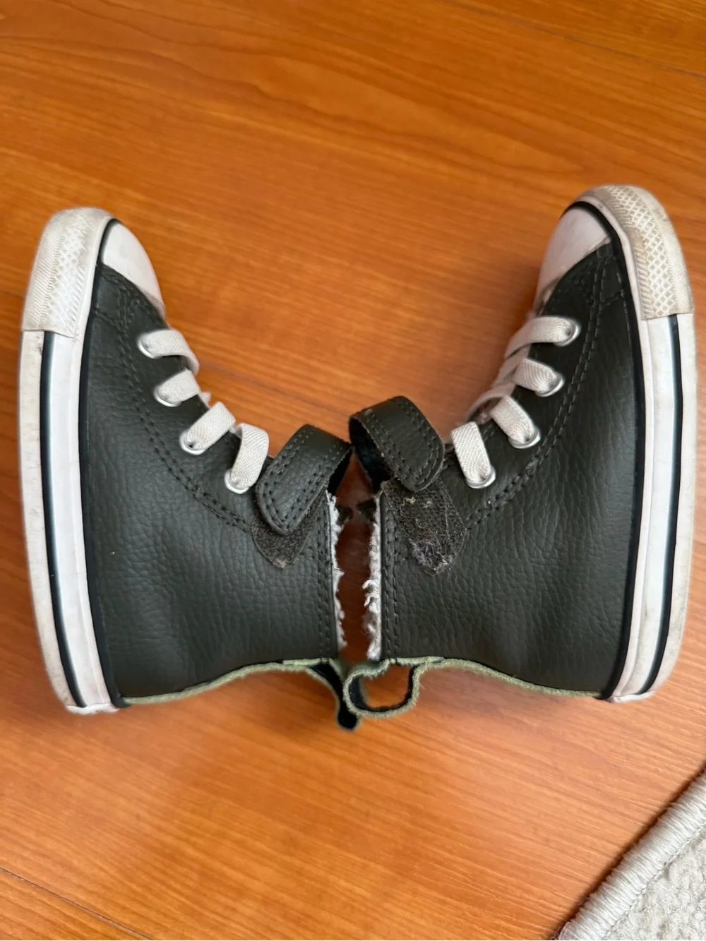 Converse infant Olive Green Leather High-Top Sneakers Lined inside size 7 EUC